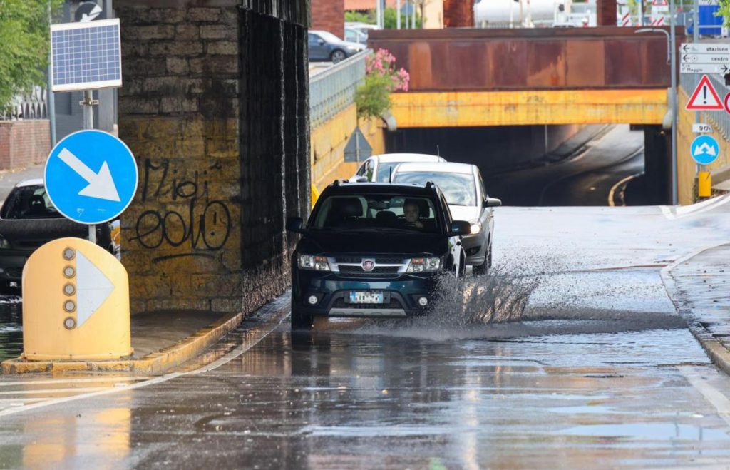 maltempo sull'italia allerta rossa in lombardia e liguria, allagamenti a genova e scuole chiuse